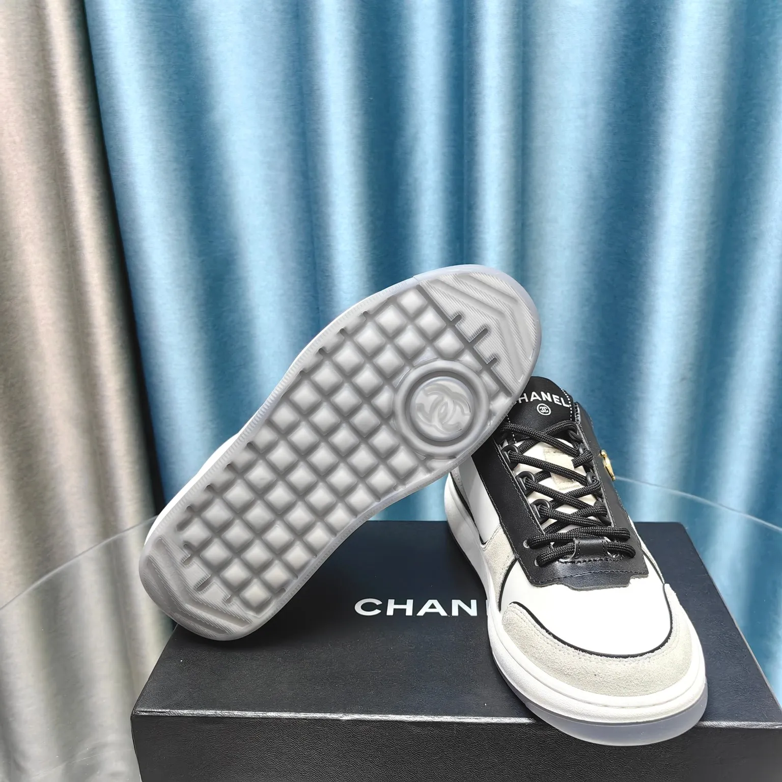 👟👟Ex-factory price 540👟👟 Men's size +10 Chanel Chanel - 2023 counter top casual sports shoes This classic design; the upper is electro-embroidered with a variety of techniques; the outsole is fashionable and sporty; it is unusual to incorporate a variety of color matching elements... The diversified mix and match is very beautiful and versatile, casual, fashionable, sports and outdoor can be taken into account. The counter boutique package is full set for women 35-40 and men 39-45 (Customized size 44.45)
